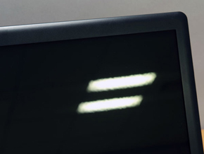 液晶显示器的表面处理会对背景反射产生影响。 光面面板会阻碍背光源的表面扩散，这使其更容易达到高色纯度，但也更容易反射用户人像或照明光线