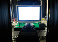 组装完成后，每台显示器都要在图像检查装置内经过初始屏幕检查。 在黑色窗帘里面，一台CCD相机自动检查显示器是否正确显示图像。